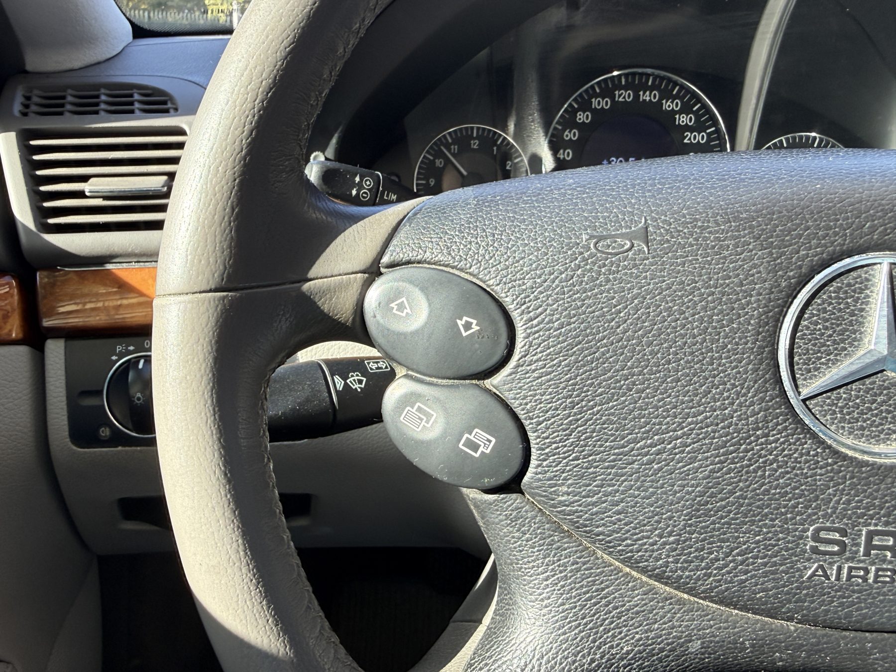Mercedes-Benz E200